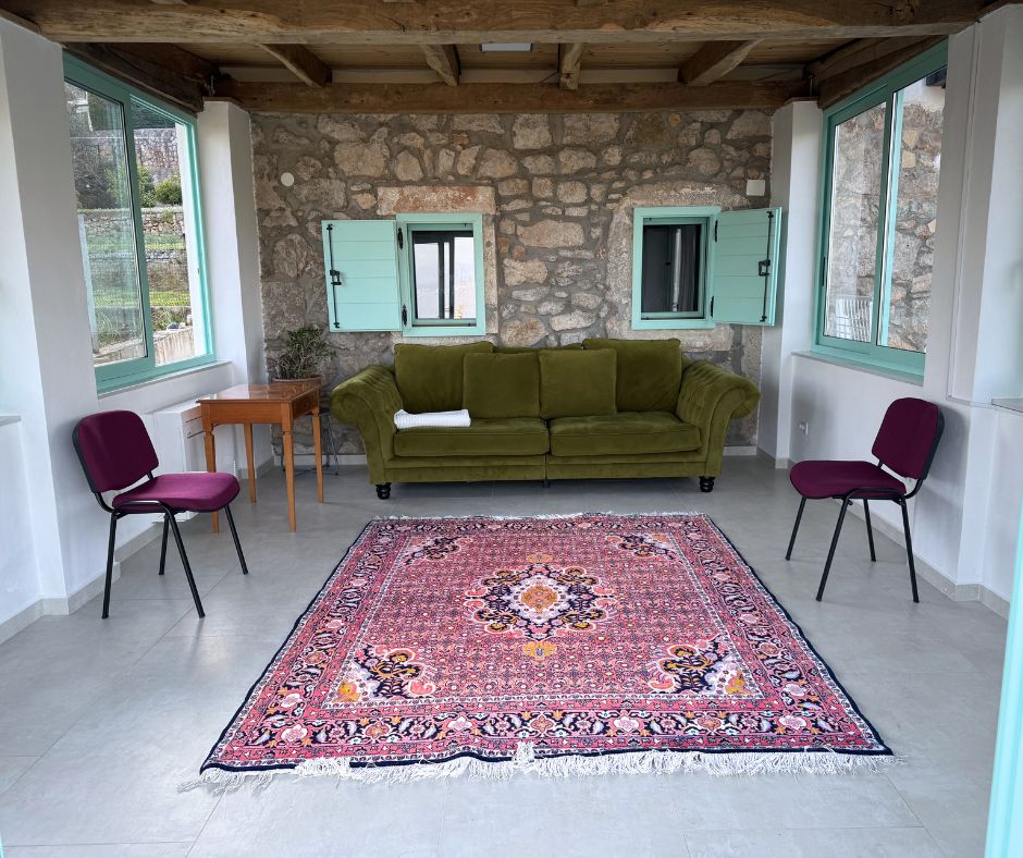 Seminarraum innen — Steinwand, orientalischer Teppich